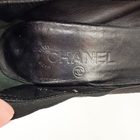 Chanel CC Logo Cap Toe Elastic Pumps Black Leather Heels EU 41.5 - Picture 10 of 12